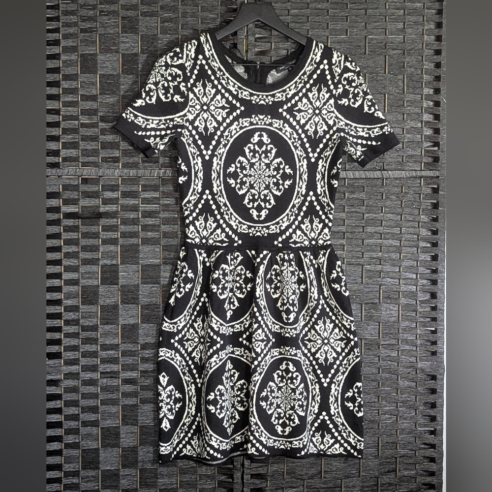 Romeo + Juliet Couture Sweater Dress Sz MED Zip Back Striking Women's Excellent